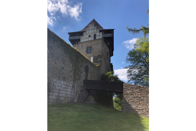 Pěší turistika kolem hradu Lipnice nad Sázavou.