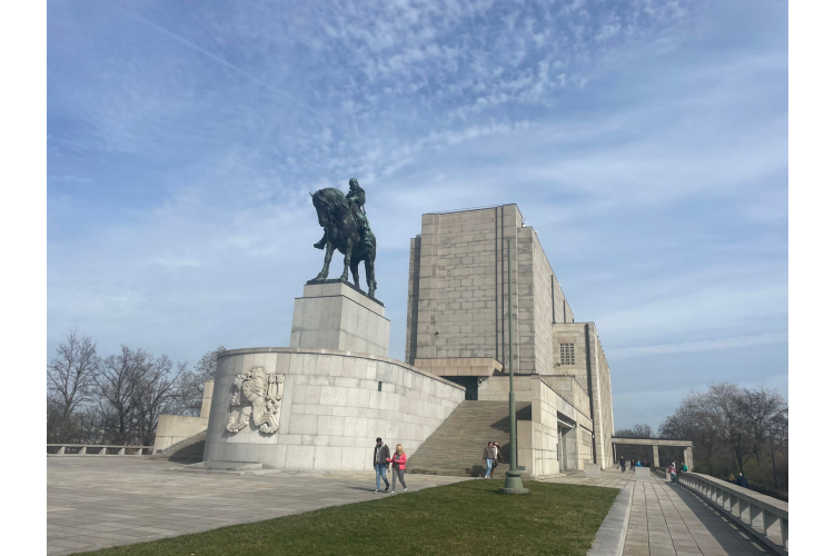 Návštěva památníku na Vítkově a Armádního muzea v Praze